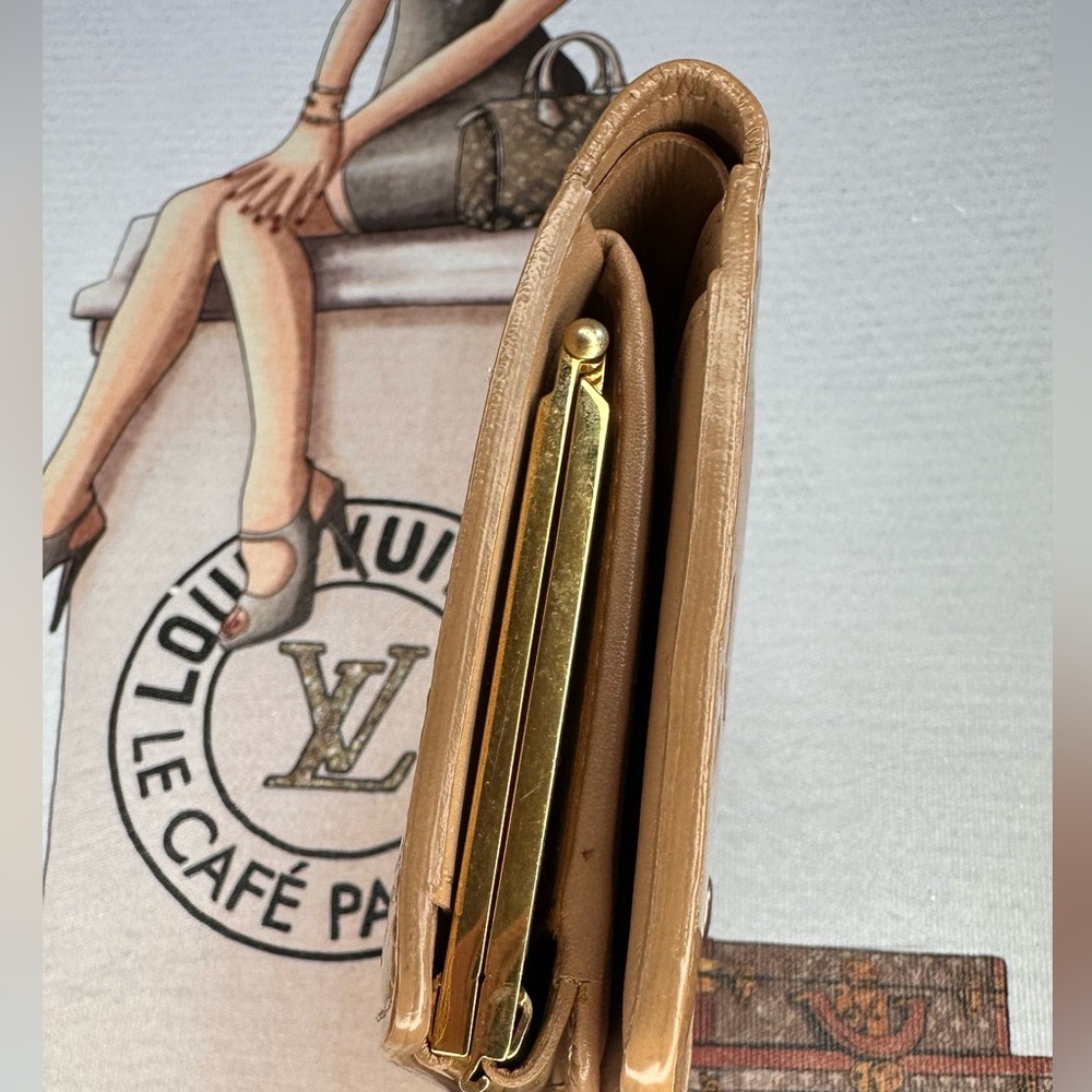 Louis Vuitton verni Kiss lock wallet - Picture 5 of 11